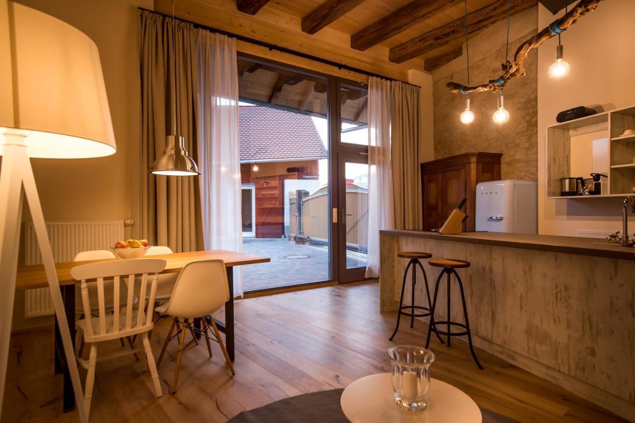 Baumgartners Dreiseithof - Historisch, Modern, Zentral Apartment Бад Кроцинген Стая снимка